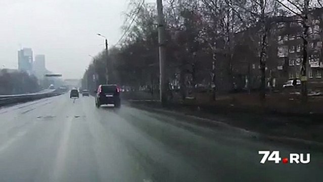 Ce débile a vraiment décidé de mourir.. Il se jette sous les roues de voitures