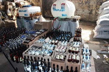 Ölüm Şişelerine Baskın! İstanbul'da 7 Bin Şişe Sahte Alkol Ele Geçirildi