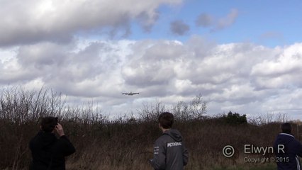 L'atterrissage d'un A380 vu de très près par dessous ! Aérop