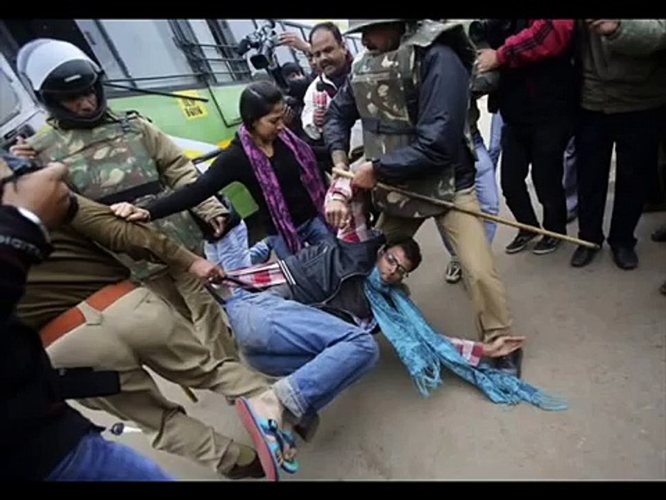 Girl- rape protest turns Violent in Delhi, Real Footage