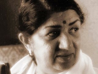 جرم الفت پہ ھمیں لوگ سزا دیتے ھیں - لتا منگیشکر