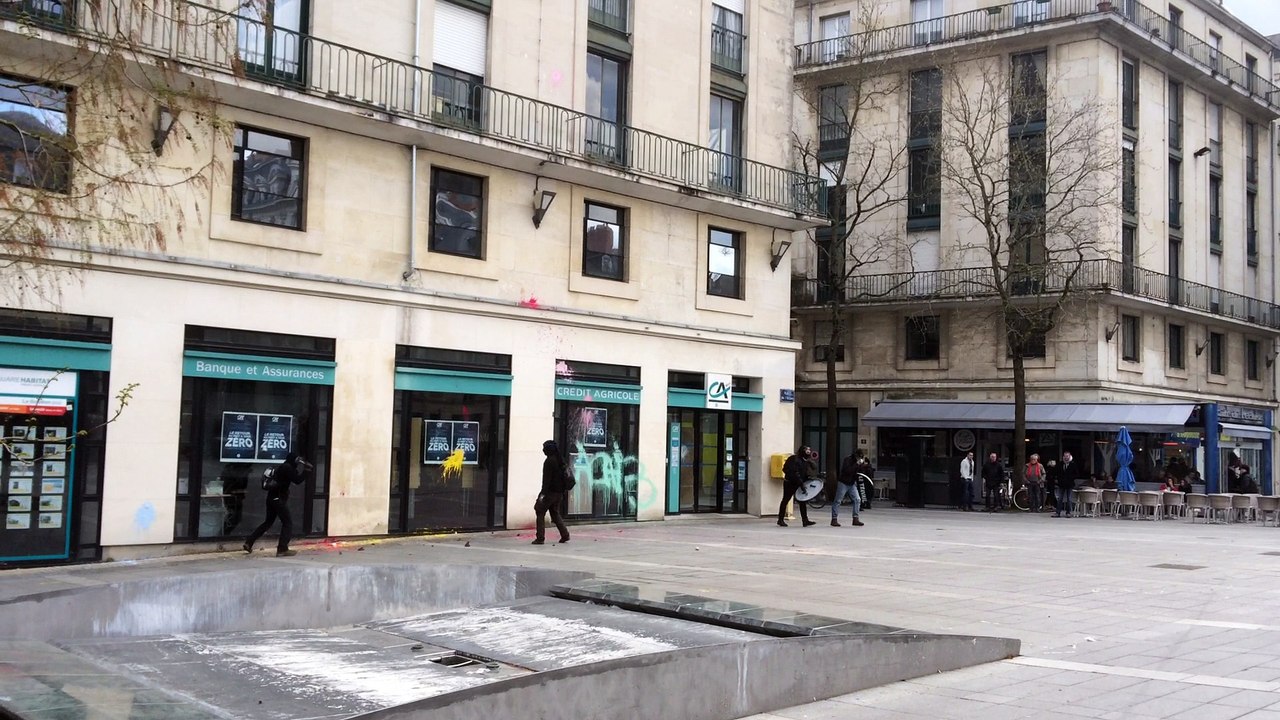 A nantes, des casseurs s'en prennent  aux vitrines du crédit agricole, cours des 50 otages