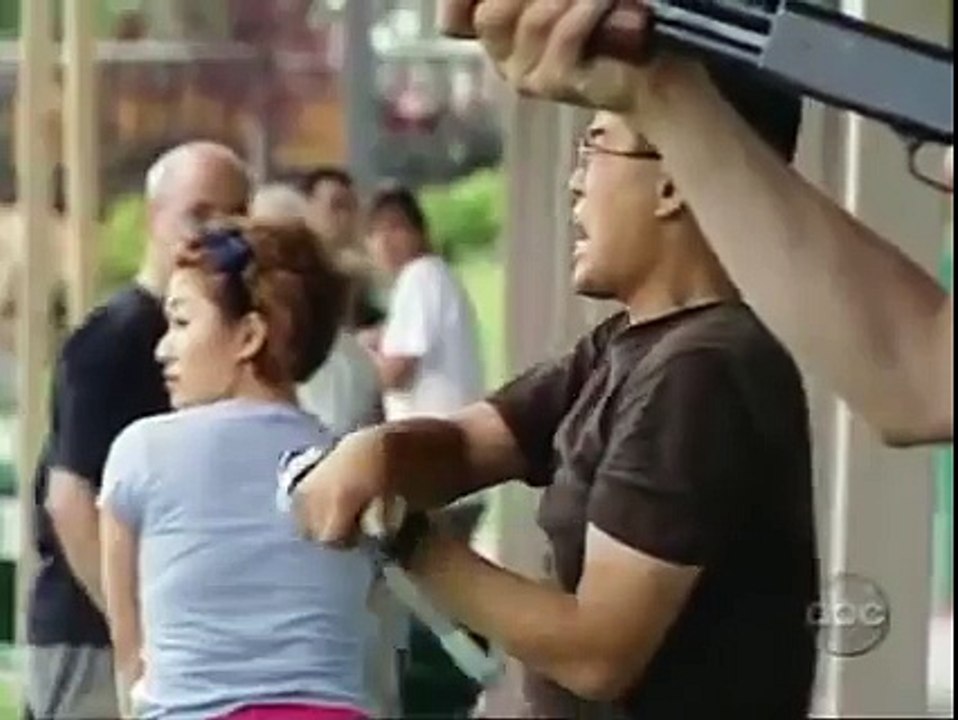 Il tire au fusil sur un practice de golf