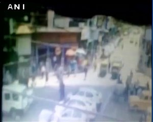 Caught On Camera: Under construction flyover collapsing in #Kolkata's crowded Bara Bazaar.