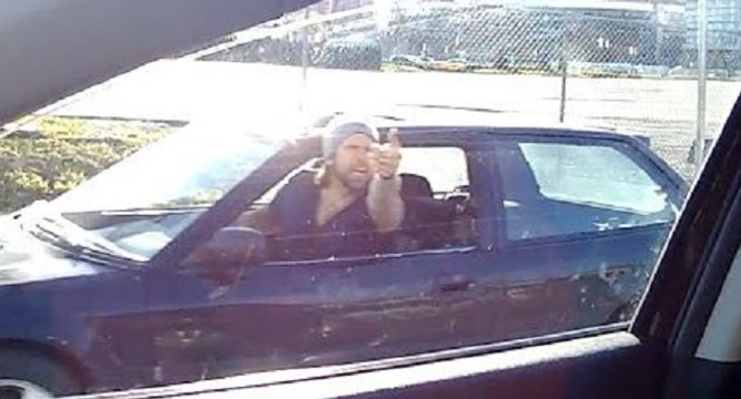 Ce conducteur se croit plus malin que les autres mais le karma va s'occuper de lui