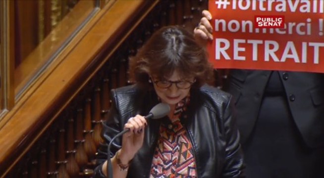 Les sénateurs PCF brandissent une pancarte contre le projet de loi El-Khomri : « Loi travail, non merci ! Retrait »