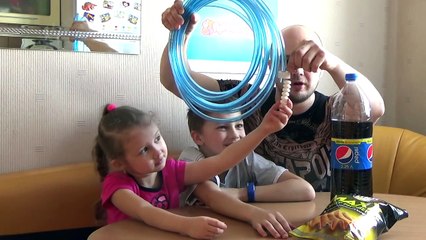 Эксперимент КОЛА + МЕНТОС + ДЛИННЫЙ ШЛАНГ Дети играют ПРИКОЛЫ Family FUN experiment