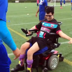 Adriano Imperador joga bola com menino especial