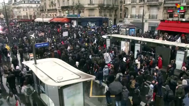 Tear Gas and Clashes over Proposed Labor Reforms