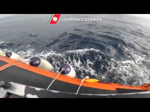 Në brigjet e Italisë zbarkojnë 21 klandestinë, ndalohet dhe skafisti shqiptar- Ora News