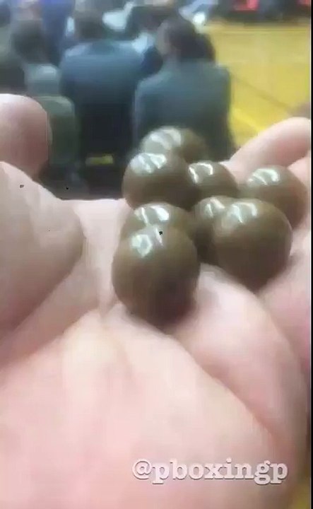 Combien y a t-il de Maltesers dans la main de cet homme ?