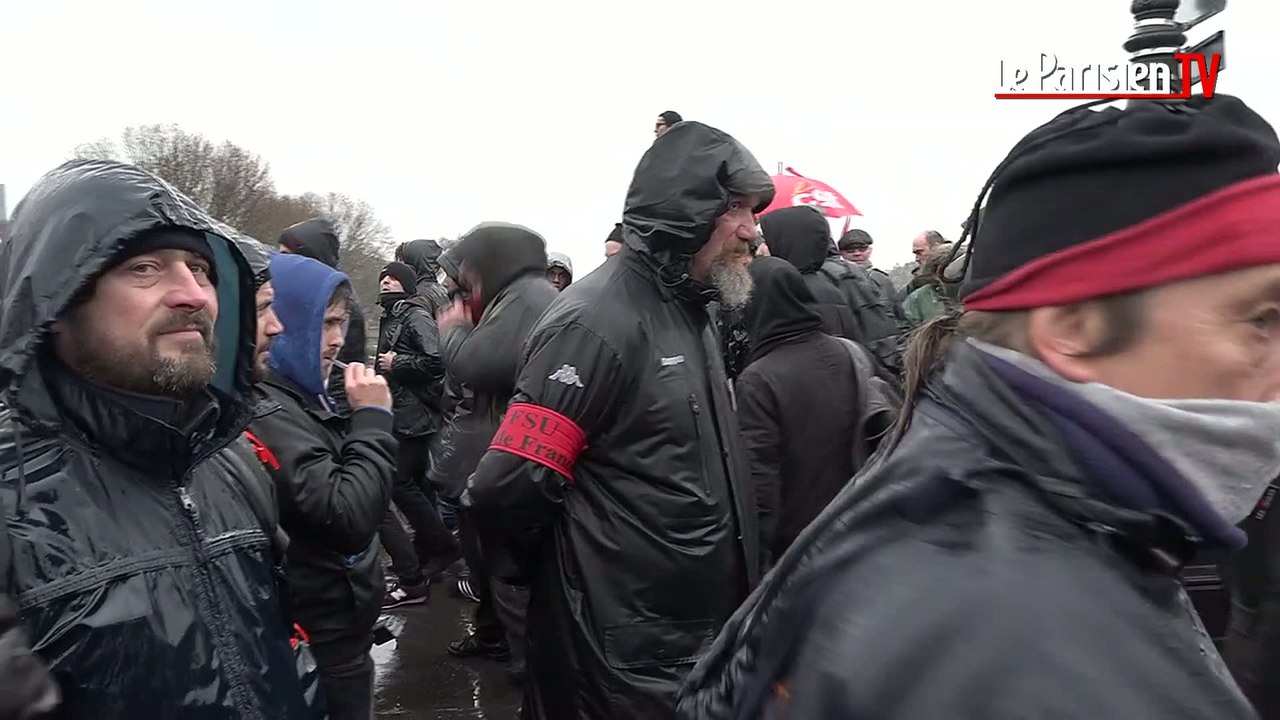Manifestation à Paris : face à face tendu entre CRS et casseurs