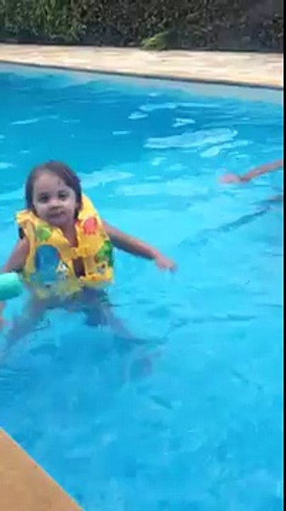 Lele na piscina
