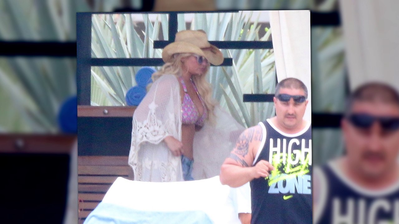 Jessica Simpson luce su irresistible cuerpo de biquini en Méjico