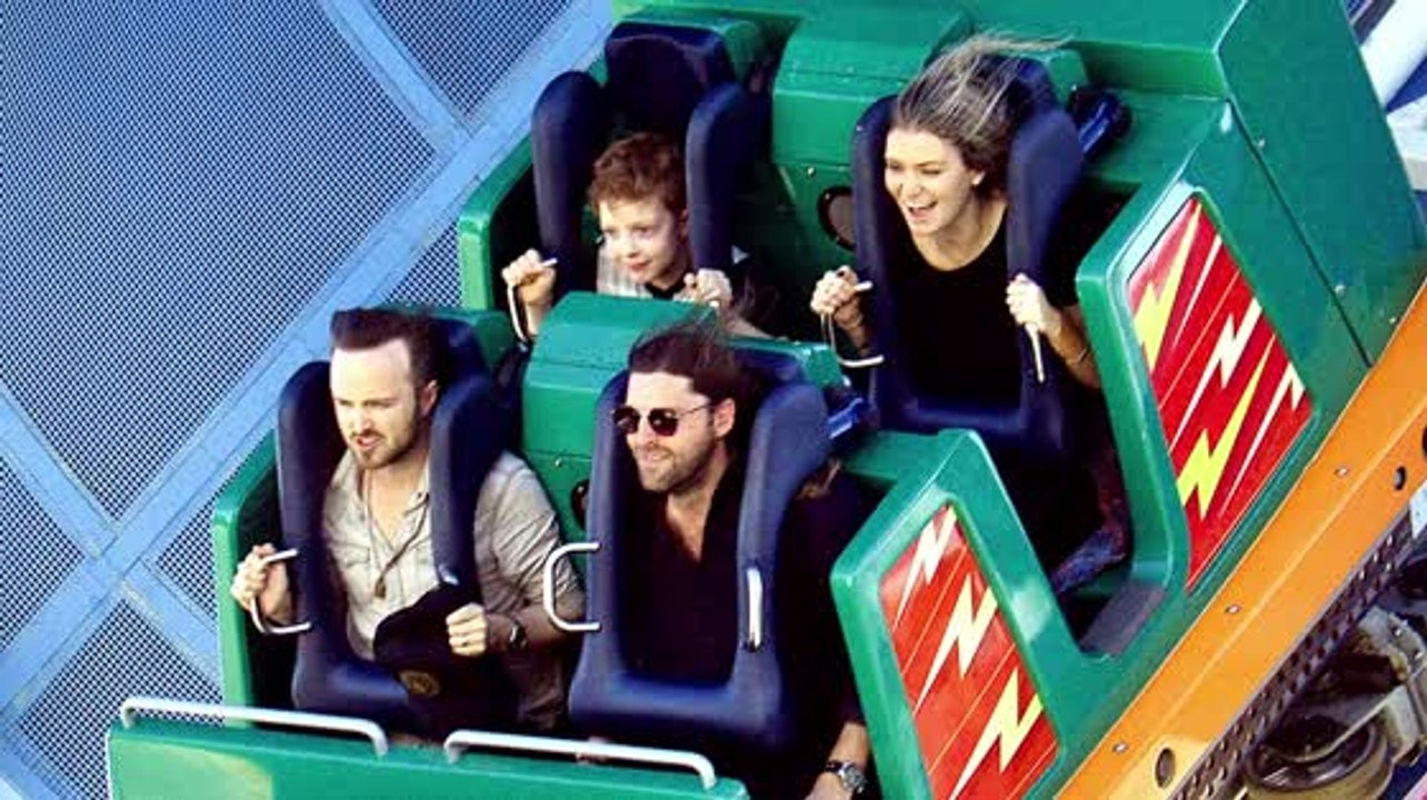 Aaron paul fährt mit seiner frau achterbahn
