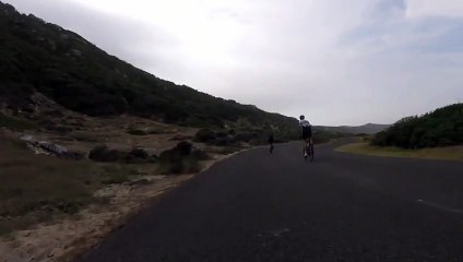 Ils se baladent en vélo sur une route ... et se font courser par une autruche !