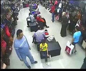 Women Theif caught Live On cctv