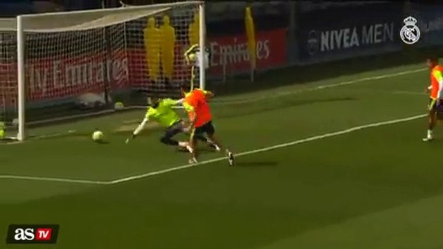 Real Madrid training: Raul Gonzales Blanco visit players