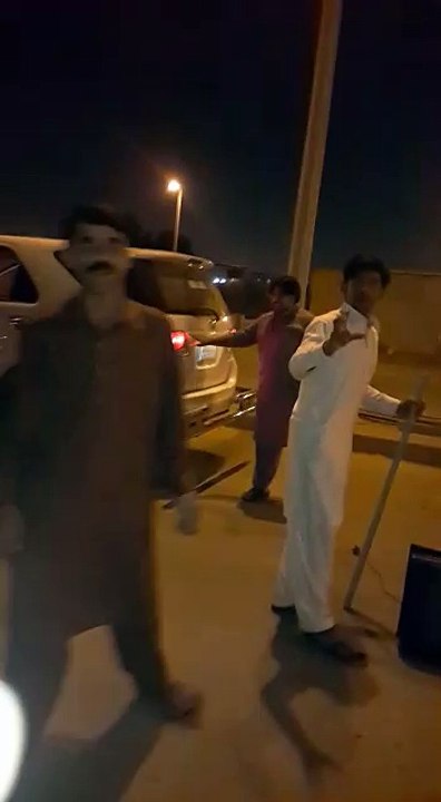 dekooo d ya ek dafa ya video ko maza aye ga hara Pakistan ha par bechroo na apna dada abu k door ka tv tor dy hahaha