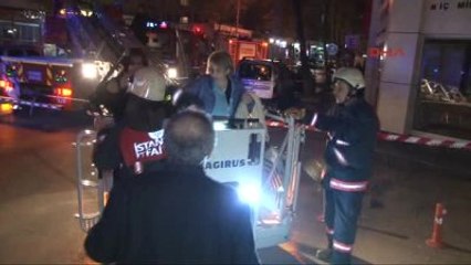 Maltepe'de 7 Katlı Binanın Ana Girişi Çöktü; Çok Sayıda Kişi Mahsur Kaldı