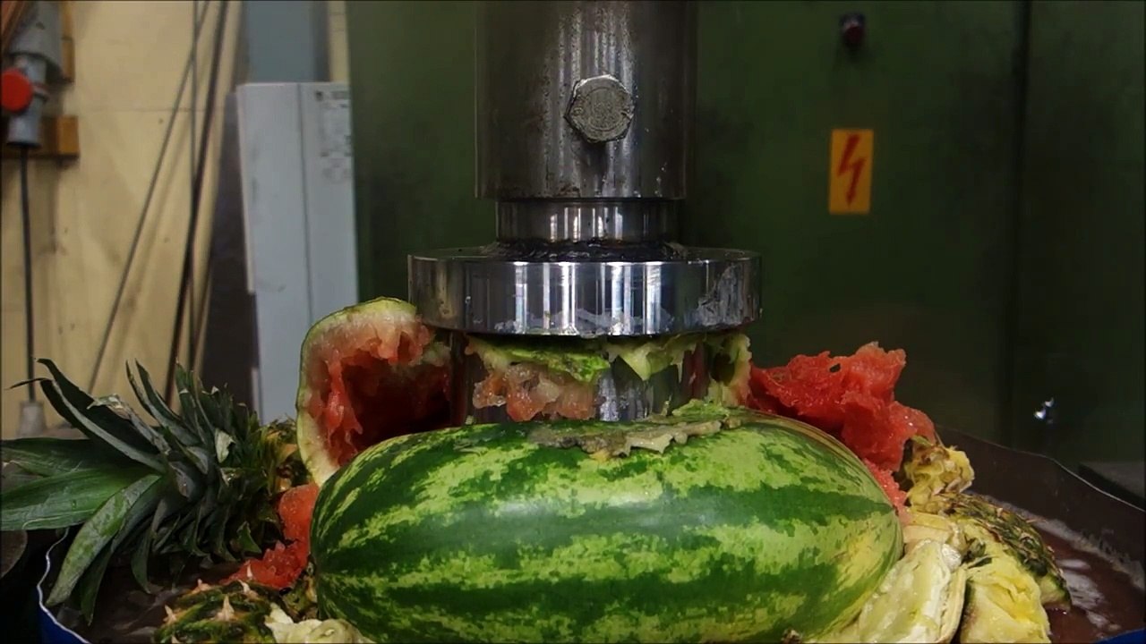 Hydraulic press kitchen: Fruit salad