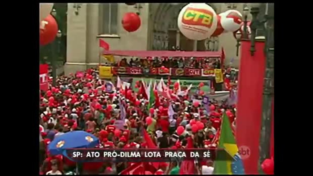 Manifestantes fazem protesto contra o impeachment de Dilma na Praça da Sé