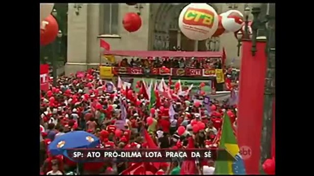 Manifestantes fazem protesto contra o impeachment de Dilma na Praça da Sé