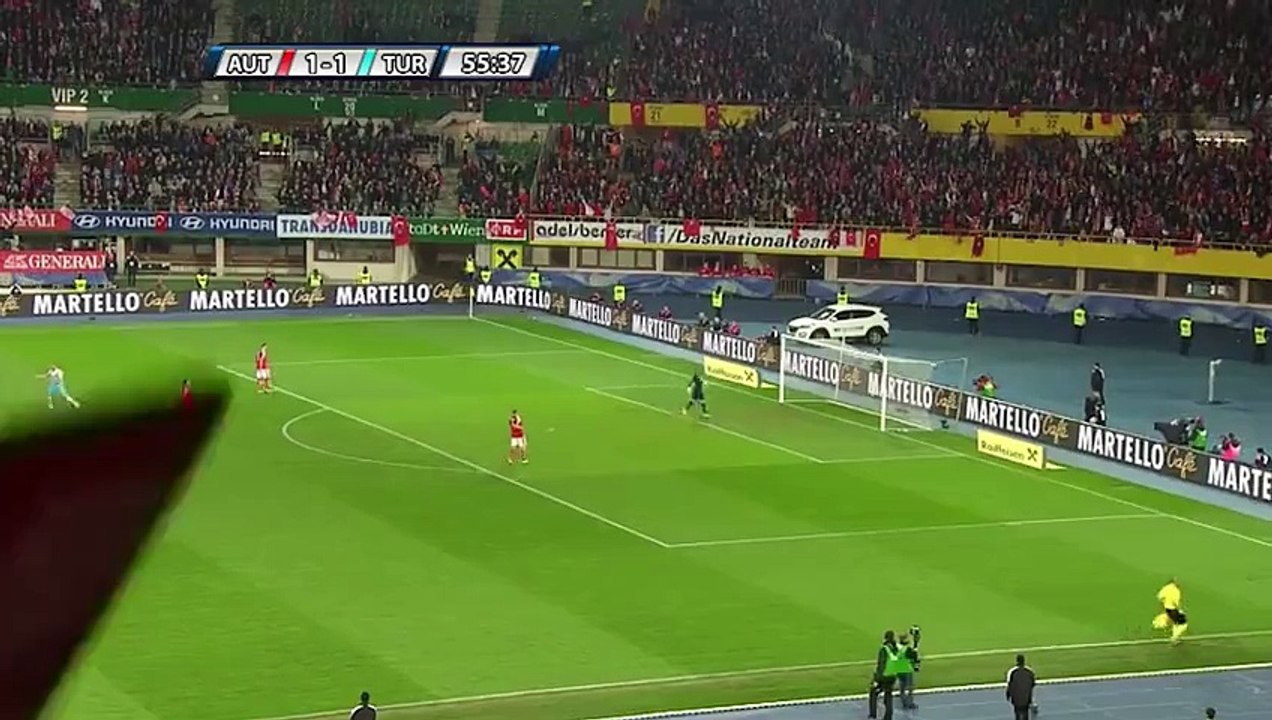 Quand Arda Turan ridiculise un pauvre gardien