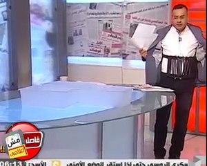 إعلامي مصري يظهر بحزام ناسف على الهواء