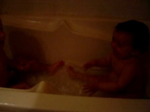 lucas et elsa dans le bain