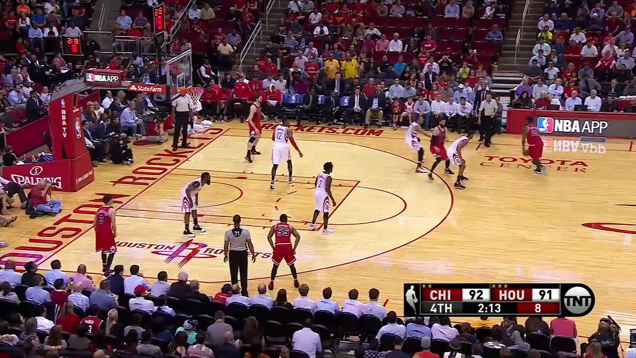 Jimmy Butler tape des tractions sur le cercle