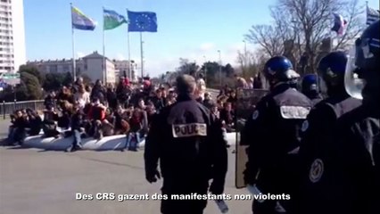 Des CRS gazent des manifestants non violents