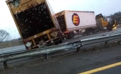 Bariyere Çarpan Tır Karşı Şeride Geçti