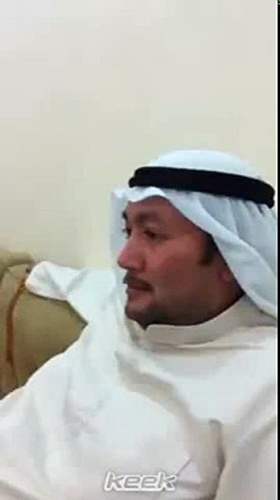 رجل يشرب الماء بطريقة غير