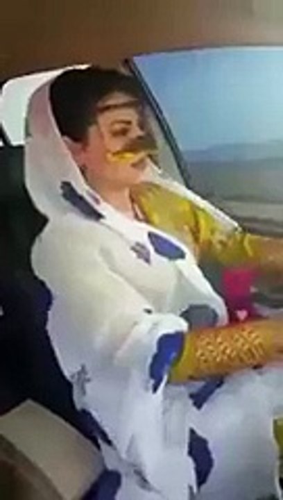 اس بچی کے بھی کام چیک کرو