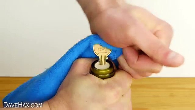 Une astuce pour ouvrir une bouteille de vin avec une clé !