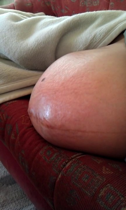 Cette mère est enceinte de jumeaux… son mari filme son ventre