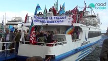 Strage Lampedusa, Napoli ricorda le vittime con un funerale simbolico a mare