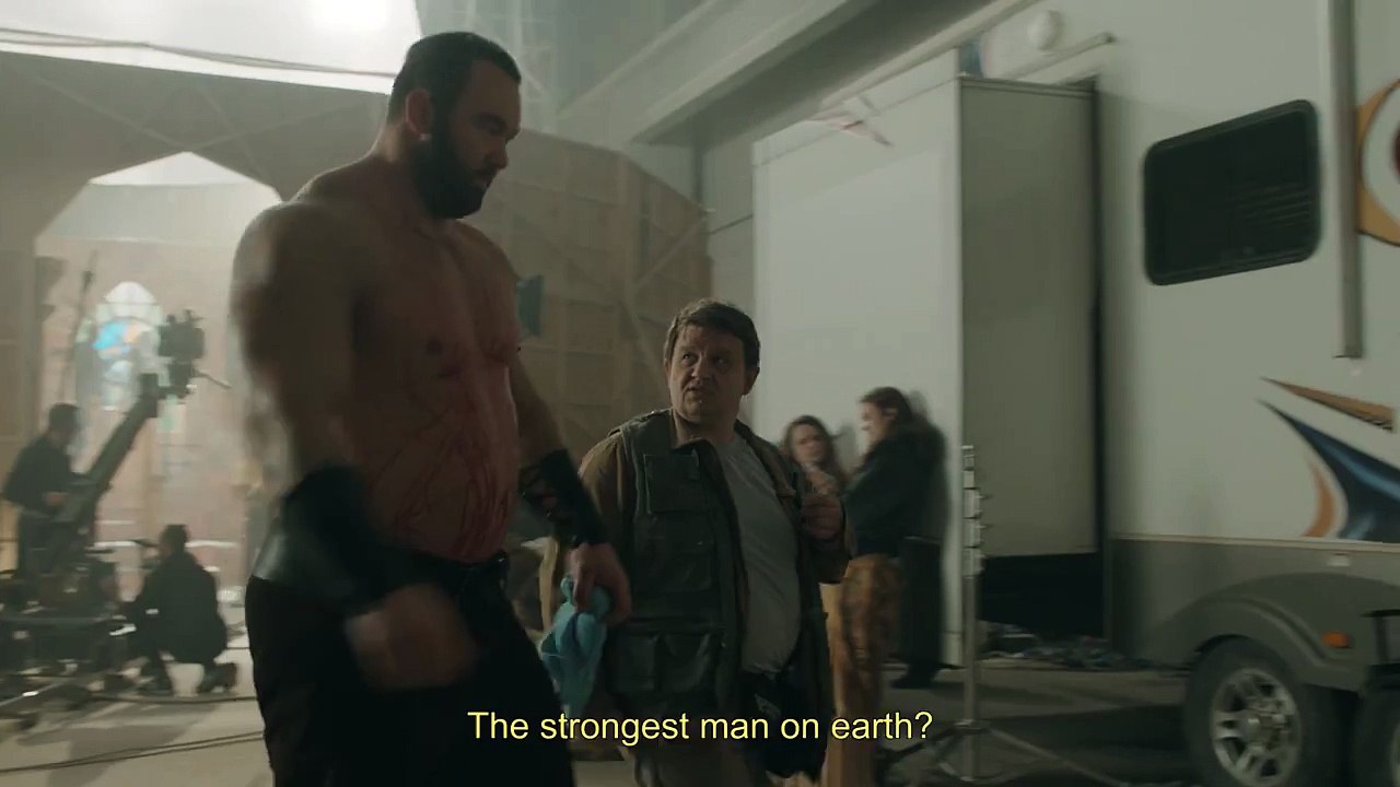 La montagne fait de la publicité pour des bouteilles d'eau