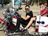 Regis le motard se la joue un peu trop devant la caméra