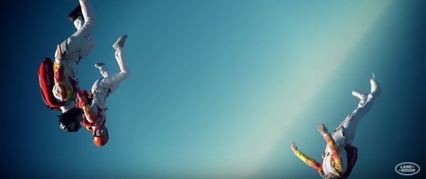 Aldo Comas une música, vuelo y la conducción del Land Rover Discovery Sport