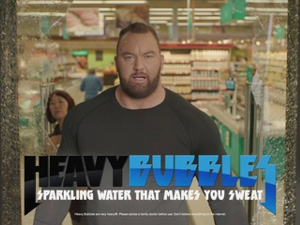 La Montagne de game of thrones a une marque d'eau pétillante en bouteilles "haltères" de 10kgs !