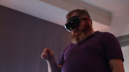 Ars plays Young Conker on Microsoft HoloLens