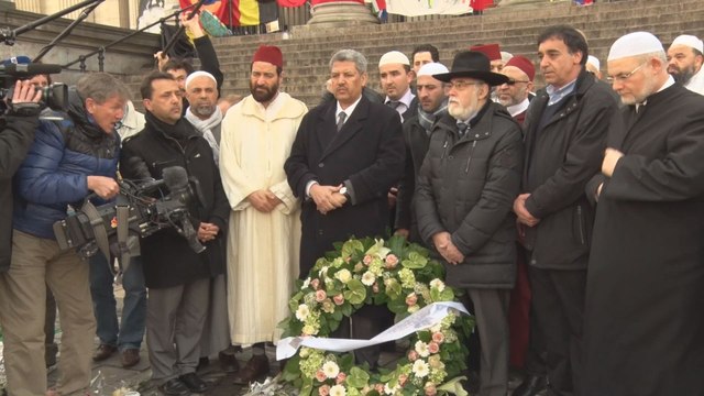 Musulmans et juifs rendent un hommage aux victimes à la Bourse