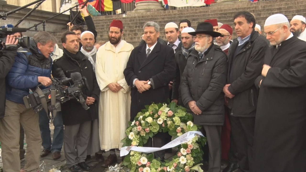 Musulmans et juifs rendent un hommage aux victimes à la Bourse