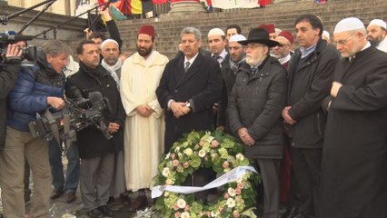 Musulmans et juifs rendent un hommage aux victimes à la Bourse