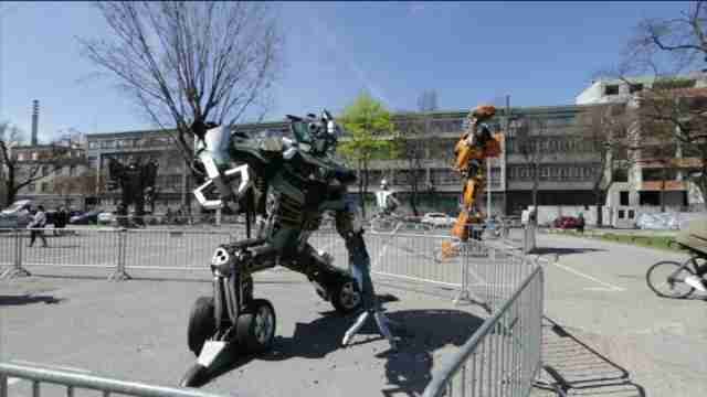 Transformers gigantes hechos con chatarra de coches toman la capital croata