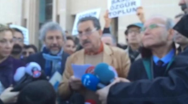 Can Dündar ve Erdem Gül'e adliye önünde destek