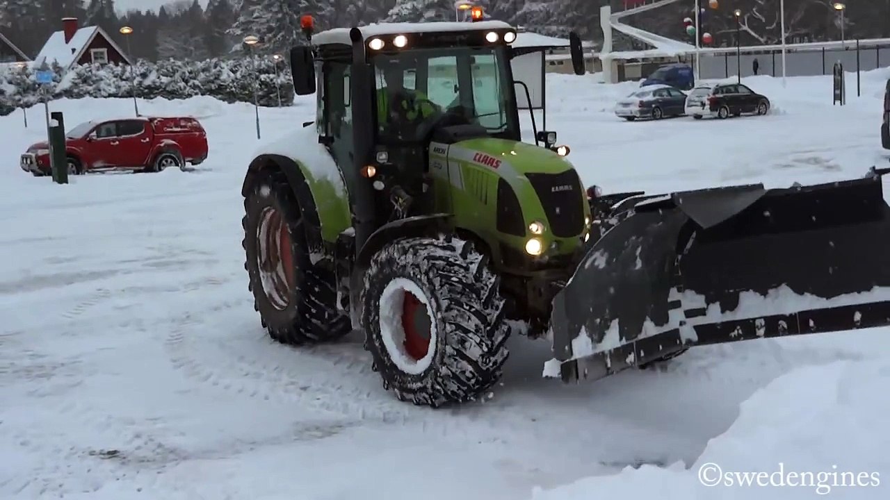 CLAAS Arion 640 plowing snow