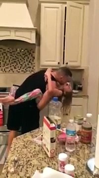 La maman pensait que son mari et sa fille préparaient le repas, mais ce qu'elle voit l'enchantera...